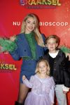 Amsterdam 7 december 2025
Premiere Juf Braaksel in Pathe Noord . Stevie v Zweden met hun kinderen