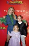 Amsterdam 7 december 2025
Premiere Juf Braaksel in Pathe Noord . Stevie v Zweden met hun kinderen