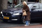 Amsterdam 9 december 2025
Tatjana arriveert bijn haar huis . Haar hondje wacht op haar.