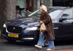 Amsterdam 9 december 2025
Tatjana arriveert bijn haar huis . Haar hondje wacht op haar.