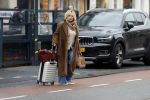Amsterdam 8 december 2025
Tatjana Simic arriveert thuis met haar koffer