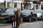 Amsterdam 8 december 2025
Tatjana Simic arriveert thuis met haar koffer