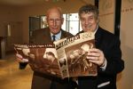 Amsterdam 9 april 2006
Chez Cas in de kersentuin met allemaal oude artiesten en relaties van Tonny Eyk.
Jan Derksen
Peter Smulders bv