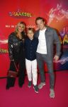 Amsterdam 7 december 2025
Premiere Juf Braaksel in Pathe Noord . Willem Slger met vrouw en zoon