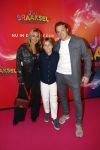 Amsterdam 7 december 2025
Premiere Juf Braaksel in Pathe Noord . Willem Slger met vrouw en zoon