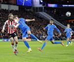 Eindhoven, 9 December 2025
PSV-Atletico Madrid, eindstand 2-3 CL
Championsleague
Yarek Gasiorowski in duel met Alexander Sorloth
