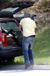 Bergen aan zee 6 mei 2006
Youp van t Hek  brengt het grove vuil naar de stortplaats. Onderweg springt de achterklep van zijn auto open en verliest hij o a een broodtrommel
Peter Smulders bv