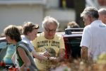 Bergen aan zee 6 mei 2006
Youp van t Hek boodschappen doen in Bergen. Youp deelt handtekeningen uit aan jeugdige fans
Peter Smulders bv