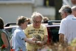Bergen aan zee 6 mei 2006
Youp van t Hek boodschappen doen in Bergen. Youp deelt handtekeningen uit aan jeugdige fans
Peter Smulders bv