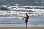 Bergen aan Zee 31 juli 2007
Youp van t Hek en zjn vrouw Debbie Petter op het strand.
Peter Smulders bv