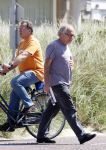 Bergen aan Zee 31 juli 2007
Youp van t Hek en zjn vrouw Debbie Petter op het strand.
Peter Smulders bv