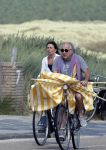 Bergen aan Zee 31 juli 2007
Youp van t Hek en zjn vrouw Debbie Petter op het strand.
Peter Smulders bv