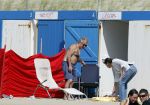 Bergen aan Zee 31 juli 2007
Youp van t Hek en zjn vrouw Debbie Petter op het strand.
Peter Smulders bv
