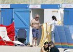 Bergen aan Zee 31 juli 2007
Youp van t Hek en zjn vrouw Debbie Petter op het strand.
Peter Smulders bv