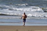 Bergen aan Zee 31 juli 2007
Youp van t Hek en zjn vrouw Debbie Petter op het strand.
Peter Smulders bv