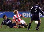 Eindhoven, 2 februari 1999
PSV-AZ, eindstand 2-0 KNVB-beker 3e ronde
Bjorn v d Doelen in duel met Michael Buskermolen