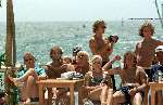 Voetballers in de zon in Juan les pain 1996
op de foto v.l.n.r.: Frank de Boer, Danny Blind met dochter en vrouw, Boudewijn Zenden, Henrik Larsson en vrouw en gedeeltelijk Orlando Trustfull