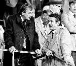 1979
Bondscoach van een zeer slecht spelend Nederlands elftal, Jan Zwartkruis advies vragend aan Ernst Happel