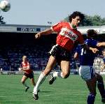 Gerald Vanenburg in aktie voor PSV tegen de FC Den bosch, op de achtergrond oud PSV-er Ronald Koeman