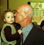 5 januari 1998 Jeroenv d Herik met zijn kleinzoon Nikki op de Nieuwjaarsreceptie van Feyenoord