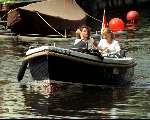 Linda de Mol samen met Sander en Julian aan het varen
in hun sloep