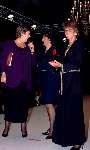 Sylvia Toth in gesprek met Annemarie Jorrtitsma bij de modeshow van Hardies in Den Haag