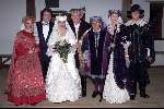 Henny Huisman : Trouwen na 25 jaar huwelijk voor de twee maal met echtgenote Lia in Kasteel Loevenstein in Zuilenchem
hier op de foto met Jacques D\'Anocan, Lee towers, de beide dochters en zijn schoonzoon