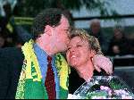 Den Haag 13 januari 1999
Raymond v Barneveld met zijn vrouw bij de hulding als winaar van de ambassy