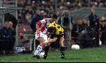 Eindhoven, 29 januari 2000
Wedstrijd om de Amstel Cup (1/8 finale), eindstand 0-2
Stinga in duel met Louis Laros
op de achtergrond oud vrienden en kollega\'s Erik Gerets en Ronald Koeman