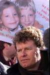 Den Haag 15 januari 2001
Boris Dietrich krijgt een petitie aangeboden van ouders waarvan hun kind vermist is of Ontvoerd.