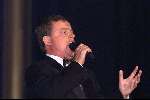 Eindhoven 9 september 2001
Gala van de Vrienden van de thuiszorg Eindhoven in de stadsschouwburg van Eindhoven.
Fons Spooren zingend