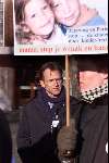 Den Haag 15 januari 2001
Boris Dietrich krijgt een petitie aangeboden van ouders waarvan hun kind vermist is of Ontvoerd.
Jaap Jongbloed.