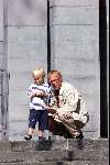 Amsterdam 1 september 2001
Jack Spijkerman met  vrouw en zijn zoontje aan het spelen buiten bij een meubelzaak.