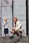 Amsterdam 1 september 2001
Jack Spijkerman met  vrouw en zijn zoontje aan het spelen buiten bij een meubelzaak.