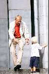 Amsterdam 1 september 2001
Jack Spijkerman met  vrouw en zijn zoontje aan het spelen buiten bij een meubelzaak.
