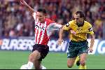 Eindhoven 8 september 2001
PSV-Fortuna sc
Jan Vennegoor of Hesselink in duel met Jurgen Dirckx
Shirtje trekken