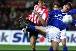 Eindhoven 24 januari 2001
PSV - FC den Bosch voor de KNVB Beker.
Kezman in duel met Peter Uneken.