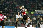 Eindhoven 30 januari 2002
PSV-Feyenoord voor de KNVB Beker
Glenn Loovens in kopduel met Jan Vennegoor of Hesselink