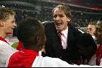 Amsterdam 12 december 2001    Ajax 2 - FC Twente 2-1
Uitbundige Ajax spelers met coach Jan Olde Riekerink na de winst op de bekerhouder FC Twente
