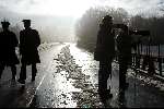 Soestdijk7 januari 2002
Prins Bernhard en prinses Juliana 65 jaar getrouwd
Paleis Soestdijk in de  sneeuw
Fotograferende pers in silhouet