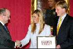 Den Haag 9 januari 2002
Prins Willem Alexander en maxima krijgen eerste postzegeloverhandigd door Peter Bakker op paleis Noordeinde.