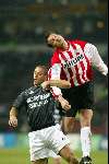 Eindhoven 30 januari 2002
PSV-Feyenoord voor de KNVB Beker
Jan Vennegoor of Hesselink in duel met Patrick Pauwe