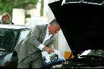 Amsterdam 30 januari 2003
Bram Moszkowicz met gepantserde auto
Olie aan het bijvullen