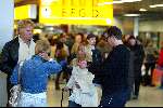Schiphol 31 januari 2003
Wino Omtzigt en Sylvana Borsato met Gerard Joling op schiphol bij vertrek naar Curacao