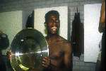 Jerry de Jong met de kampioensschaal seizoen 1990/1991