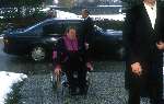 Koos alberts bij begrafenis van zijn vader in rolstoel