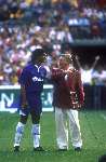 Ruud Gullit spelend voor chelsea in gesprek met Koos Postema