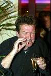Amsterdam 14 januari 2003
Premiere van eten met vrienden
Michiel Romijn sigaretje rokend en een glaasje champagne