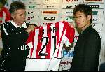 Eindhoven 7 januari 2002
Guus Hiddink samen met zijn nieuwe aanwinst voor PSV  Park