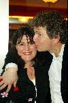Amsterdam 14 januari 2003
Premiere van eten met vrienden 
Robert ten Brink met vouw kussend